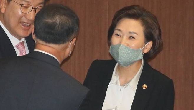 Finance Minister Hong Nam-ki (center) talks with Land Minister Kim Hyun-mee (right) during an interpellation session at the National Assembly in Seoul on April 20. (Yonhap)
