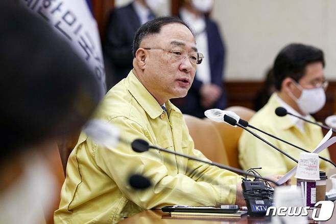 (서울=뉴스1) 민경석 기자 = 홍남기 경제부총리가 25일 오전 서울 종로구 정부서울청사에서 열린 '비상경제 중앙대책본부회의'에 참석해 모두발언을 하고 있다. 2020.6.25/뉴스1
