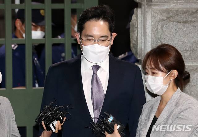 [의왕=뉴시스] 이영환 기자 = 불법 경영승계 혐의 등을 받는 이재용 삼성전자 부회장이 9일 오전 구속영장이 기각되자 경기 의왕시 서울구치소를 나서고 있다. 2020.06.09. 20hwan@newsis.com
