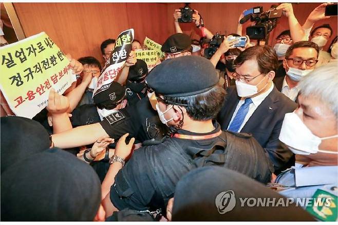 지난 22일 인천국제공항 제1여객터미널에서 보안검색 노동자 정규직화 관련 브리핑을 마친 구본환 인천국제공항공사 사장이 브리핑실을 나와 엘리베이터로 이동하던 중 직원들의 거센 항의를 받고 있다. (사진=연합뉴스)