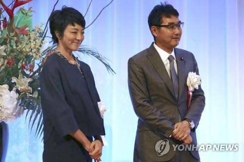 도쿄지검 특수부가 지난 18일 금품 선거 혐의로 체포한 가와이 가쓰유키(오른쪽) 중의원과 부인인 가와이 안리 참의원. [교도=연합뉴스 자료사진]