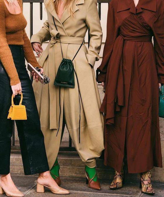 물건을 담아 이동하는 가방 본연의 기능에서 벗어난, 액세서리로서의 초소형 백이 스타일에 재미를 주고 있다. 사진 자크뮈스 공식 인스타그램