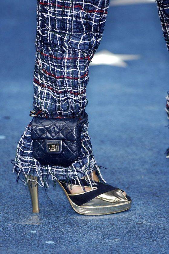 '샤넬'의 독특한 미니 백 스타일링. 발찌처럼 발목에 초소형 백을 달았다. 사진 핀터레스트