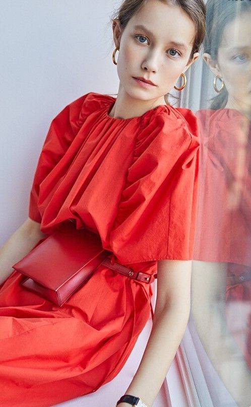 어깨에 메는 것은 물론, 허리에 메거나 목에 걸 수도 있는 미니 백은 다양한 스타일링이 가능하다. 사진 텐먼스