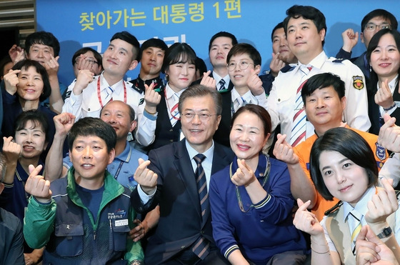 문재인 대통령이 12일 첫 공식 외부 일정으로 인천 중구 인천공항공사에서 비정규직 관련 간담회를 마치고 참석자들과 기념촬영하고 있다. 문 대통령은 이 자리에서 "임기 중에 비정규직 문제를 반드시 해결하겠다고 약속했다. 임기 내에 '비정규직 제로 시대'를 열 것"이라고 말했다. /사진=뉴스1(청와대 제공)