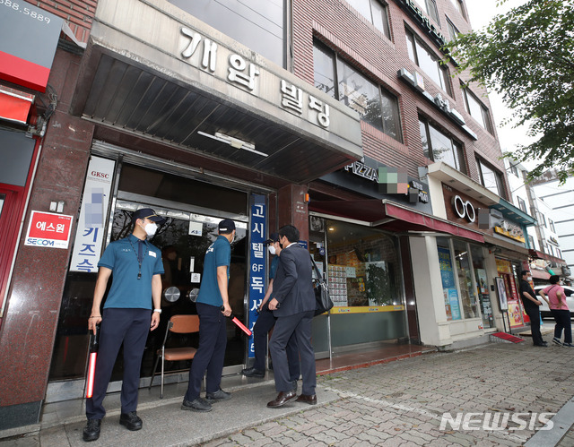 [서울=뉴시스] 조수정 기자 = 대북전단 살포를 해온 탈북민단체 '큰샘' 사무실에 대해 경찰이 압수수색을 한 26일 오전 서울 강남구 일원동 큰샘 사무실에서 변호인이 들어가고 있다. 2020.06.26. chocrystal@newsis.com