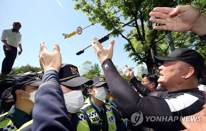 극우단체에 항의하는 5·18단체 관계자 [연합뉴스 자료사진]