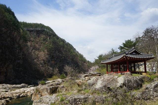아홉 가지 아름다운 풍경을 일컫는 ‘구미(九美)’라는 이름을 가진 구미정에 앉아 있으면 골지천의 물소리와 바람이 지나가는 소리가 평화롭게 들린다.