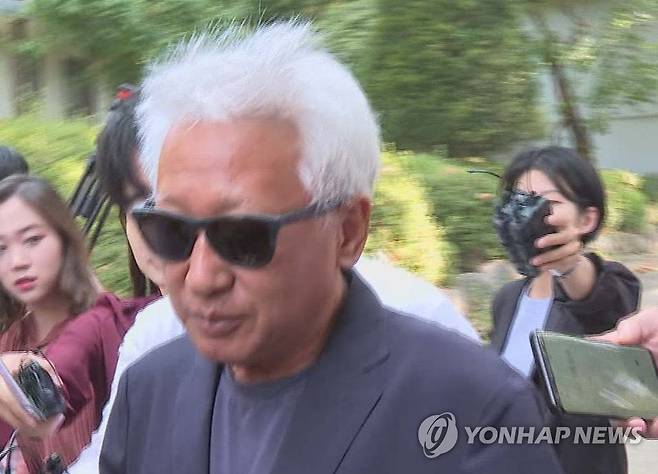 연세대 사회학과 류석춘 교수가 2019년 9월 30일 서울 서대문구 연세대 본관에서 열린 인사위원회를 마친 뒤 취재진의 질문의 받으며 이동하고 있다. [연합뉴스TV 제공. 재판매 및 DB 금지]