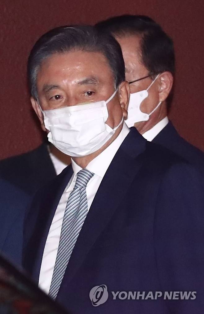 약혼식장 떠나는 홍석현 전 회장