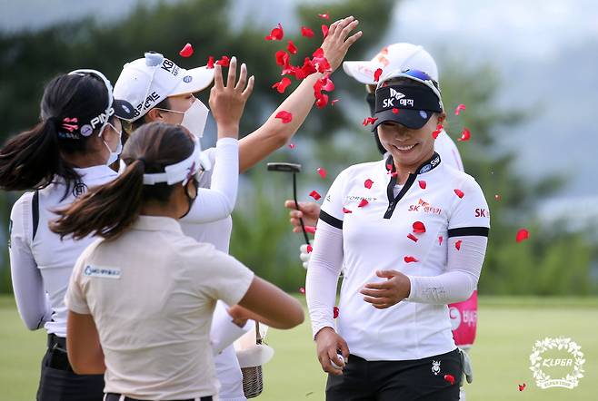우승 축하 꽃잎 세례받는 김지영

 KLPGA 제공.