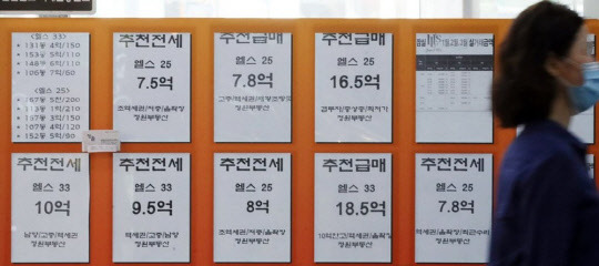 정부의 6·17 대책에 따라 토지거래허가구역으로 묶인 강남구와 송파구 일대의 아파트에서 신고가 단지들이 속출하고 있다.  



연합뉴스