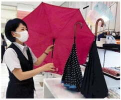 접을 때 주변 사람에게 빗물이 튀지 않게 하는 우산(사진=요미우리신문)