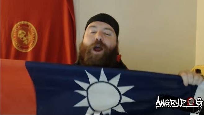 대만 국기(청천백일기)를 흔드는 게임 스트리머./사진 = 유튜버 'ANGRYPUG NATION'