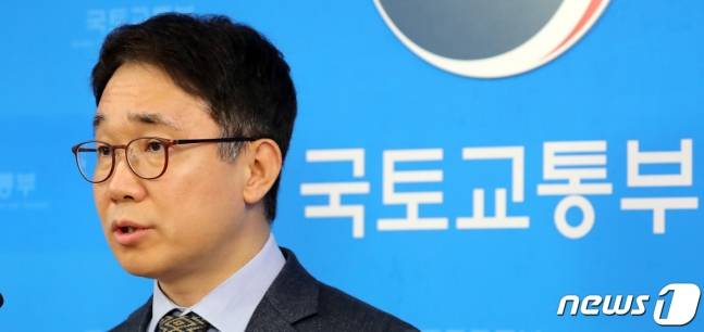 박선호 국토교통부 제1차관은 28일 KBS 1TV '일요진단 라이브'에 출연해 부동산대책 이후 집값이 급등한 김포와 파주 등에 대해 "집값이 계속 불안하면 이르면 다음달 요건이 충족되는 대로 규제지역으로 묶을 수 있다"고 말했다. /사진=뉴스1