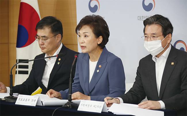 김현미(가운데) 국토교통부 장관이 6월 17일 정부서울청사 브리핑실에서 손병두(왼쪽) 금융위원회 부위원장, 김용범 기획재정부 1차관과 함께 주택 시장 안정을 위한 관리 방안을 발표하고 있다. 사진 연합뉴스
