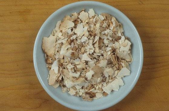 복령은 몸 안에서는 정신을 안정시키고, 순환작용으로 붓기를 빼며, 소화기를 건강하게 하고, 바깥에서는 피부를 맑게 만들어 주는 작용을 한다. [중앙포토]