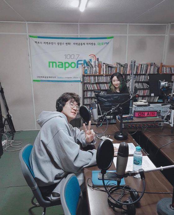 김가현(오른쪽) 대표가 마포FM에서틱톡커 ‘나너’와 함께 뉴즈앤더시티를 녹음하고 있다.