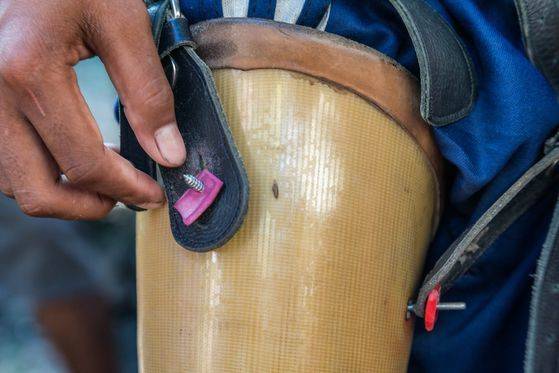 잃어버린 나사를 목공용 나사로 대신한 넬디의 목발. 튀어나온나사의 뾰족한 부분이 아슬아슬해 보였다.