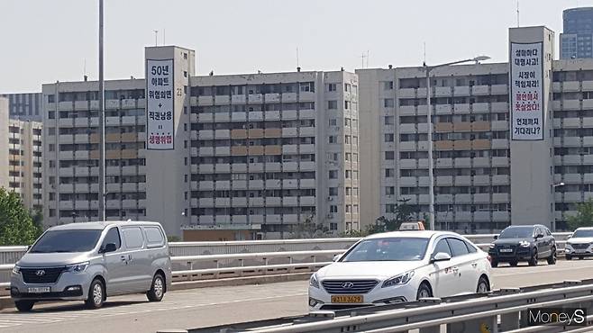 완공 50년이 다 돼가는 노후아파트임에도 재건축 허가가 나지 않아 주민들이 거세게 반발하는 여의도 시범아파트. /사진=김창성 기자
