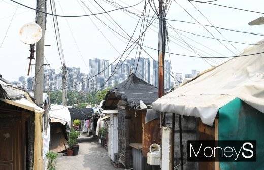 강남 구룡마을. 지은 지 반세기에 이른 서울 여의도 노후아파트부터 ‘부자동네’ 강남의 무허가 판자촌 ‘구룡마을’에 이르기까지 개발을 호소하는 목소리가 가득하지만 진행은 매우 더디다. 안전한 주거환경을 바라며 빠른 개발을 원하는 주민과 달리 서울시는 시기와 방법에 대해 신중론을 편다. /사진=장동규 기자