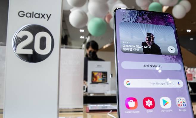 통상적으로 휴대폰을 개통하는 방식인 이동통신사 가입 방법을 살펴보면 공시지원금 선택 시 11만5000원 수준에 갤럭시S20 플러스를 개통할 수 있다. 사진은 KT광화문빌딩에 진열된 갤럭시S20 플러스. /사진=뉴스1