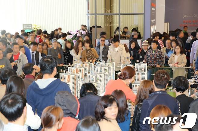 지난 2018년 검단신도시 내 한 견본주택(모델하우스)에서 방문객들이 모형을 둘러보고 있는 모습. © News1