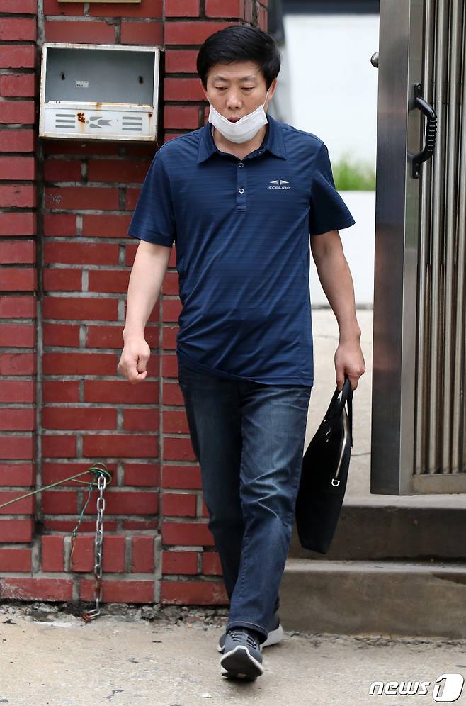대북전단(삐라) 살포 혐의로 수사를 받고 있는 박상학 자유북한운동연합 대표가 30일 오후 서울 양천구 서울지방경찰청 보안수사대에서 피의자 신분으로 조사를 마친 뒤 귀가하고 있다.  2020.6.30/뉴스1 © News1 민경석 기자