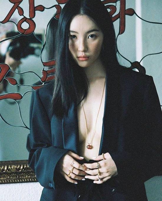 선미가 자신을 둘러싼 루머를 적극 해명했다. 포털 사이트 검색창에 있는 '가슴 성형'은 오해라며 재치있는 답변을 보였다. /선미 SNS