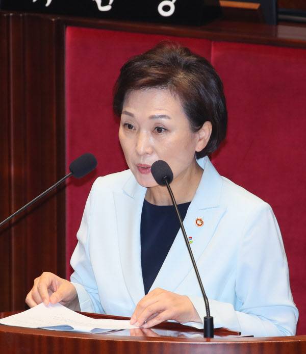 김현미 국토교통부 장관이 30일 국회에서 열린 예산결산특별위원회 전체회의에서 3차 추경안 편성과 관련해 설명하고 있다./연합뉴스