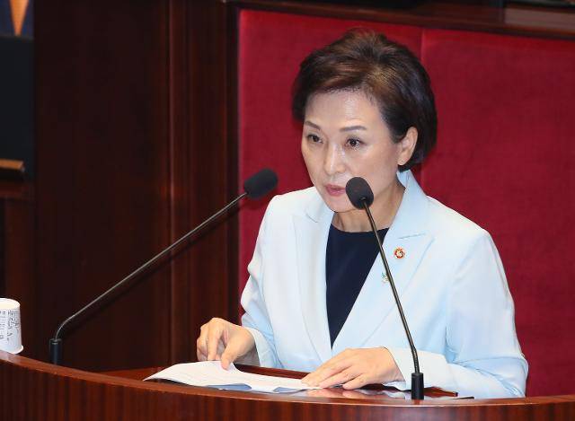 김현미 국토교통부 장관이 30일 국회에서 열린 예산결산특별위원회 전체회의에서 3차 추경안 편성과 관련해 부처의 기금운용변경안에 대해 제안설명하고 있다. 연합뉴스