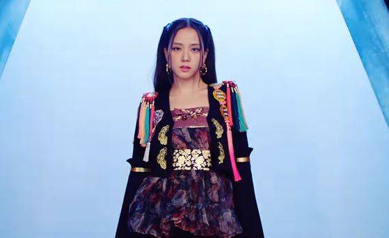 한복 의상을 입은 블랙핑크 지수. 노리개를 견장처럼 사용했다. [ '하우 유 라이크 댓' 뮤직비디오 캡처]