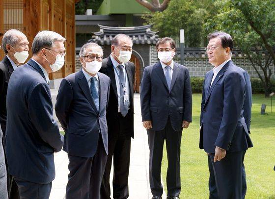 문재인 대통령이 지난 17일 청와대 상춘재에서 전직 통일부 장관 및 원로들과 대화하고 있다. [청와대]