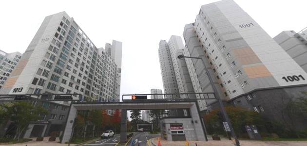 세종시 새롬동의 ‘세종더샵힐스테이트 새뜸마을 10단지’ 중형 평형이 11억원을 넘어서며 호가가 올라가고 있다. 세종더샵힐스테이트 새뜸마을 10단지 전경. /네이버 거리뷰