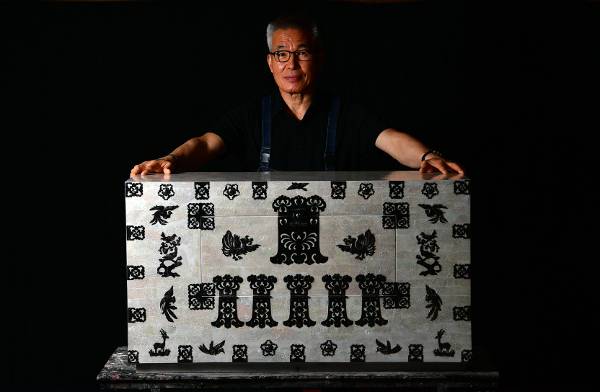 유철현씨가 1960년대 옛 가구에 백진주패를 깨서 붙여낸 현대적 감각의 반닫이를 선보이고 있다.