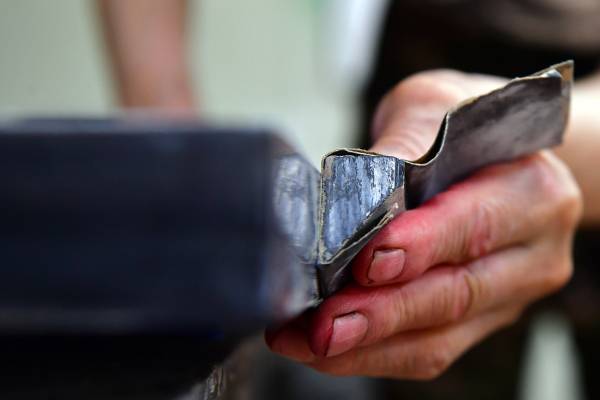 자개장에 사용되는 소나무(홍송)판을 사포로 부드럽게 다듬고 있다.