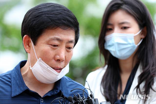 [서울=뉴시스]전신 기자 = 박상학(왼쪽) 자유북한운동연합 대표가 30일 서울 양천구 서울지방경찰청 신정로 별관에서 피의자 신분으로 조사를 마친 후 차량으로 향하고 있다 2020.06.30.  photo1006@newsis.com
