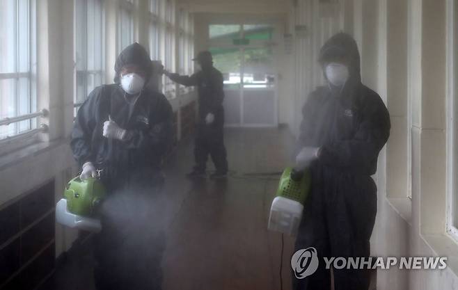 확진자 재학 중인 학교 방역 (대전=연합뉴스) 김준범 기자 = 30일 오전 대전시 동구 천동 대전천동초등학교에서 방역업체 관계자가 학교 내부를 소독하고 있다. 대전시는 전날 이 학교에 재학 중인 한 학생이 신종 코로나바이러스 감염증(코로나19) 확진 판정을 받았다고 밝혔다. 2020.6.30 psykims@yna.co.kr