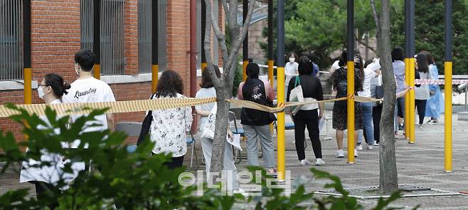 1일 오후 서울 동작구 문창초등학교에서 학교 교직원 및 관계자들이 코로나19 검사를 위해 줄 서 있다. 이날 오전 이 학교 6학년생이 코로나 확진 판정을 받아 학교가 폐쇄됐다.(사진=뉴스1)