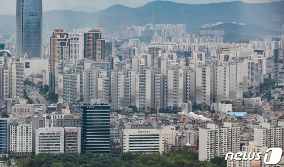 서울 송파구 아파트 단지 전경. 국토교통부가 6월 23일부터 서울 강남구 삼성·대치·청담동, 송파구 잠실동 일대를 토지거래허가구역으로 지정하겠다 발표하자 22일까지 신고가를 경신하는 아파트 거래가 잇달아 나왔다. 사진/뉴스1