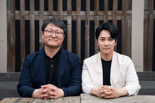 영화 ‘소리꾼’을 연출한 조정래 감독(왼쪽)과 주연배우이자 국악인 이봉근. 판소리의 기원을 찾는 여정을 드라마틱한 이야기로 완성한 두 사람은 “어려운 시기 영화가 작은 위로가 되길 바란다”고 했다. 사진제공｜리틀빅픽처스