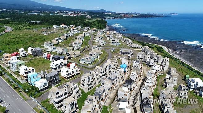 제주 예래휴양형주거단지 법적 분쟁 종결 (서귀포=연합뉴스) 박지호 기자 = 1일 제주국제자유도시개발센터(JDC)는 서귀포 예래휴양형주거단지 투자자인 말레이시아 버자야 그룹에 1천200억원을 배상하고 법적 분쟁을 종결키로 했다.       사진은 이날 오후 하늘에서 본 예래휴양형주거단지 공사 현장의 모습. 2020.7.1 jihopark@yna.co.kr