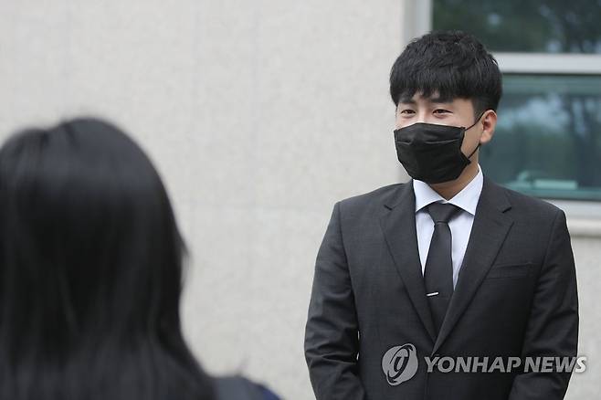 인터뷰하는 故구하라 친오빠 (광주=연합뉴스) 천정인 기자 = 1일 오후 광주 서구 광주 가정법원에서 걸그룹 카라 멤버 고(故) 구하라의 친오빠 구호인씨가 친모를 상대로 낸 '상속재산 분할 심판청구' 소송 심문기일에 출석하며 취재진의 질문에 답하고 있다. 2020.7.1 iny@yna.co.kr