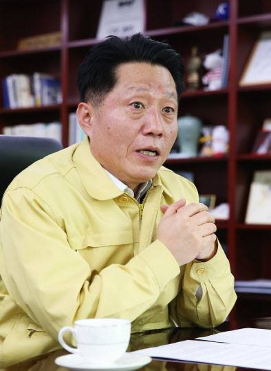 장덕천 부천시장이 1일 시청 집무실에서 인터뷰 하고 있다. (사진 = 부천시 제공)