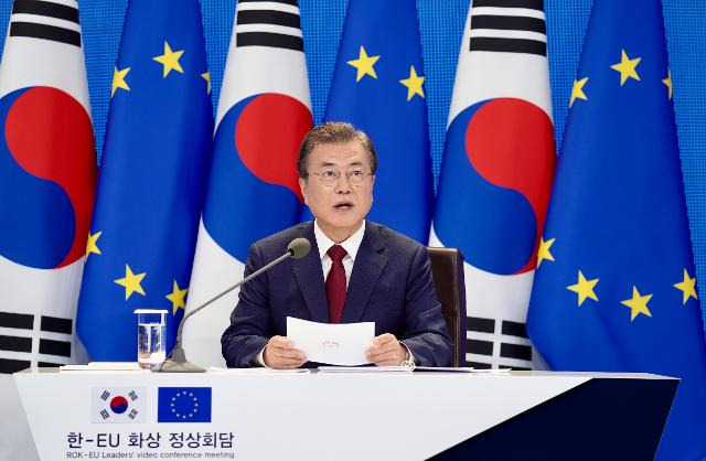 문재인 대통령이 지난달 30일 오후 청와대에서 유럽연합(EU) 샤를 미셸 정상회의 상임의장, 우르줄라 폰데어라이엔 집행위원장과 화상 정상회담을 하고 있다. 왕태석 선임기자