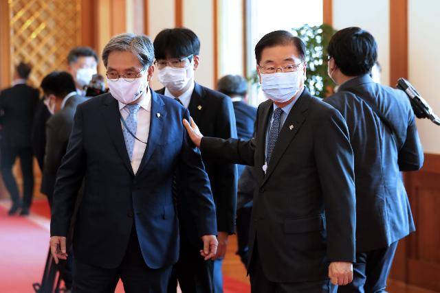 정의용(오른쪽) 청와대 국가안보실장이 16일 오후 청와대에서 열린 신임 대사 신임장 수여식을 마친 후 노영민 대통령 비서실장과 대화를 나눈 뒤 환담장이 아닌 다른 곳으로 가고 있다. 연합뉴스