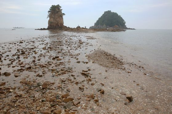 안면도 최대 관광지 꽃지 해변. 물이 빠지면 할미바위와 할아비바위가 오롯이 드러난다. 유명한 일몰 포인트다. 손민호 기자