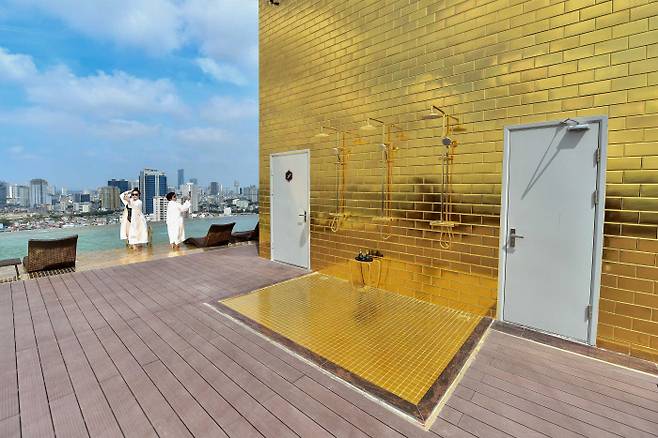 수영장 입구 샤워시설. 2020.7.2. AFP연합뉴스