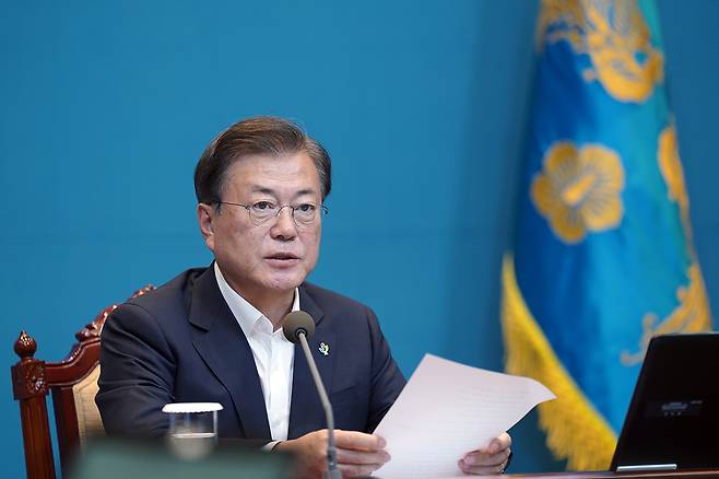 문재인 대통령이 김현미 국토교통부 장관에게 예정에 없던 ‘부동산현안’ 긴급보고를 받는 만큼 어떤 대화가 오갈지 관심이 집중된다. /사진=청와대