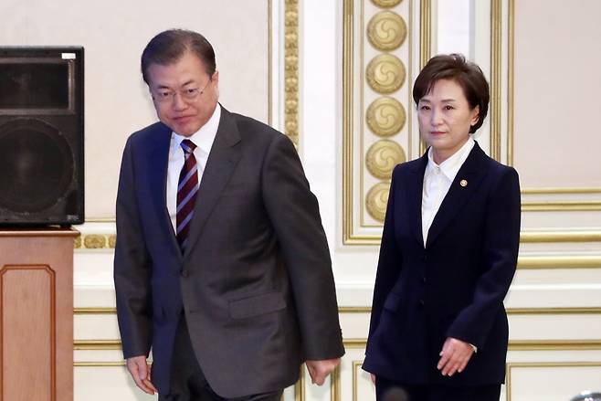 문재인 대통령이 규제 강화를 통한 부동산 시장 안정 기조를 다시 한번 강조했다. 지난달 6·17 부동산 대책 발표에도 부동산 시장이 불안한 모습을 보이자 다주택자 등 투기성 보유자에 대해 강력한 경고를 한 것이다.사진은 지난 2월 27일 청와대에서 문 대통령과 김현미 국토부 장관이 업무보고에 입장하는 모습. [연합]